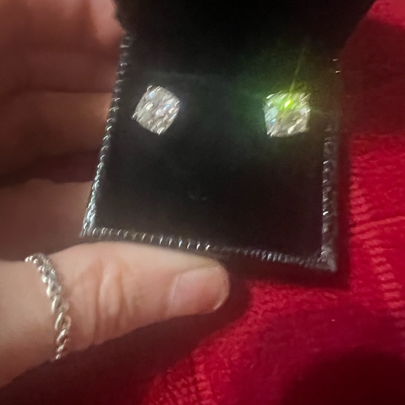 Amazingly beautiful FULL 4.5 TCW 100% Earth- mined stud...